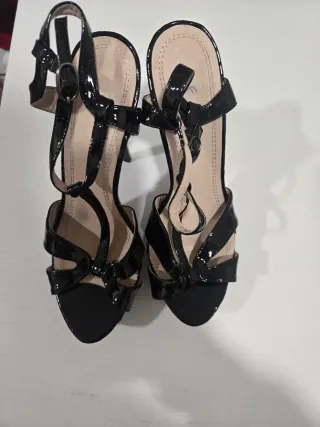 Sandalias de tacón negras charol