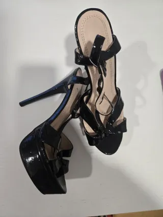 Sandalias de tacón negras charol