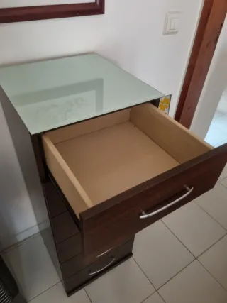 Cómoda de madera con tapa de cristal