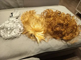 Tres pelucas blancas