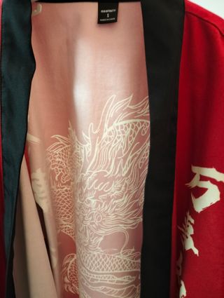 Kimono Japonés Rojo y Negro con cinturón y katana