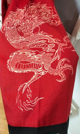 Kimono Japonés Rojo y Negro con cinturón y katana