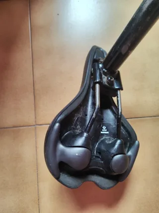 Sillín de bicicleta negro