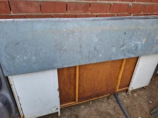 Mostrador rojo metálico