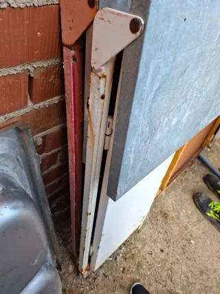 Mostrador rojo metálico