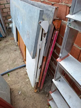 Mostrador rojo metálico