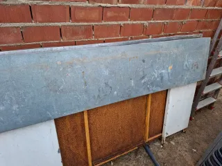 Mostrador rojo metálico