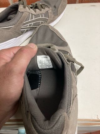 Zapatillas ASICS grises