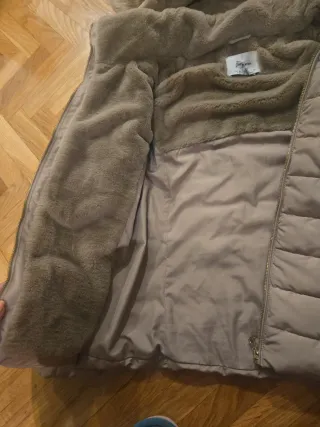 Abrigo de plumas beige con capucha