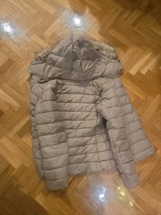 Abrigo de plumas beige con capucha