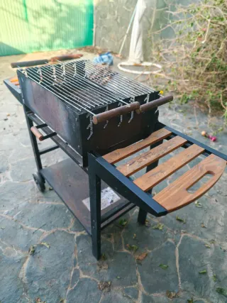 Barbacoa de metal y madera