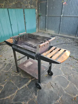 Barbacoa de metal y madera