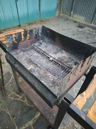 Barbacoa de metal y madera