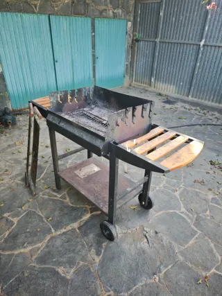Barbacoa de metal y madera