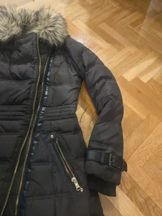 Abrigo de plumas marrón con pelo