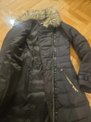 Abrigo de plumas marrón con pelo