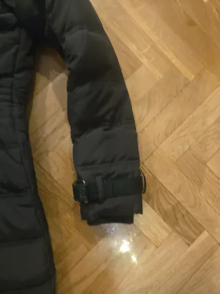 Abrigo de plumas marrón con pelo