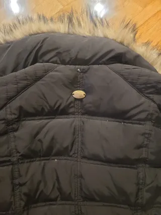 Abrigo de plumas marrón con pelo