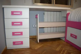 Escritorio y cama habitación infantil