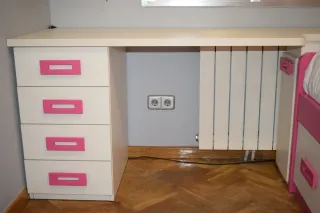 Escritorio y cama habitación infantil