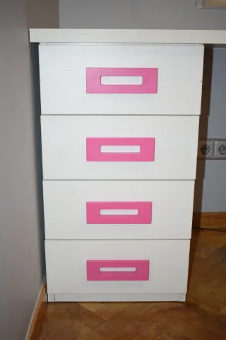 Escritorio y cama habitación infantil