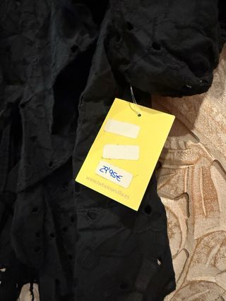 Blusa negra con volantes y lazada