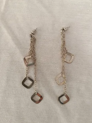 Brincos Prateados com Pingentes Quadrados