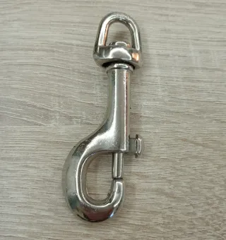 MOSQUETÓN DE BUCEO OJAL O PERNO PARA CORREA.