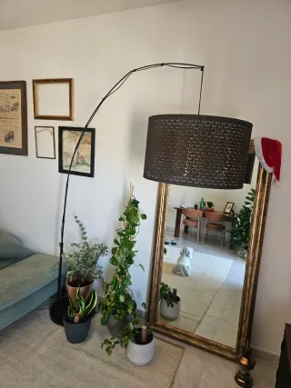 Lámpara de mesa Ikea negra y dorada