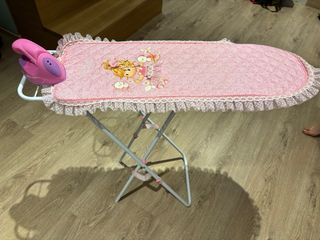 Tabla de planchar de juguete rosa