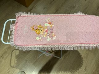 Tabla de planchar de juguete rosa