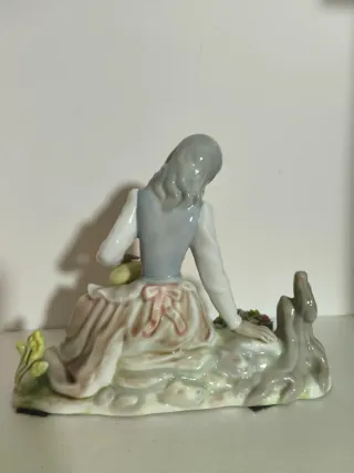 Figura de porcelana con cordero y flores