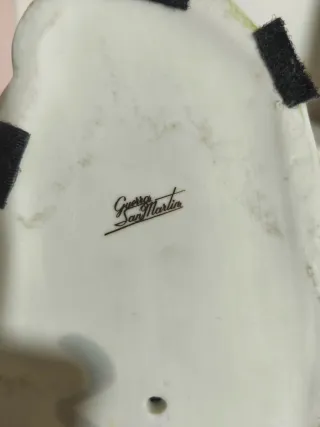 Figura de porcelana con cordero y flores