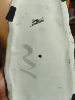 Figura de porcelana con cordero y flores