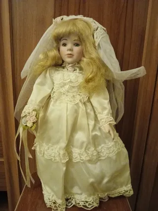 Muñeca de porcelana vestida de novia
