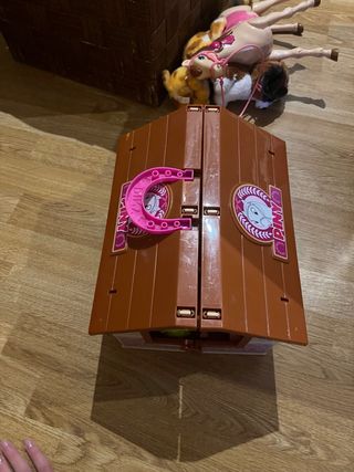 Establo de caballos de juguete