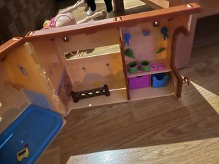 Establo de caballos de juguete