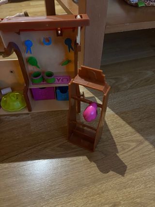 Establo de caballos de juguete