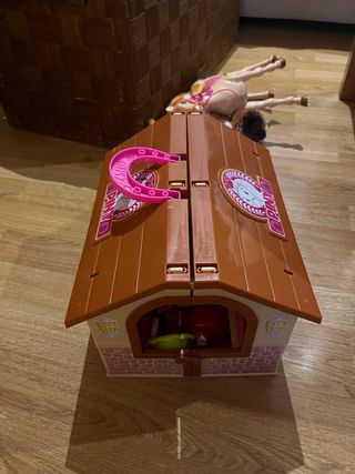 Establo de caballos de juguete