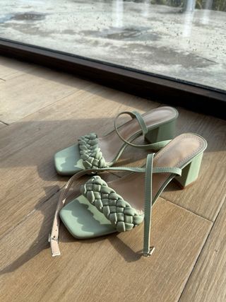 Sandalias tacón verde menta trenzadas