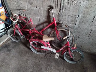 Bicicletas antiguas rojas