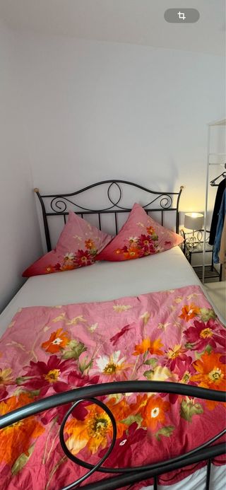 Cama forjada metálica gris con funda floral