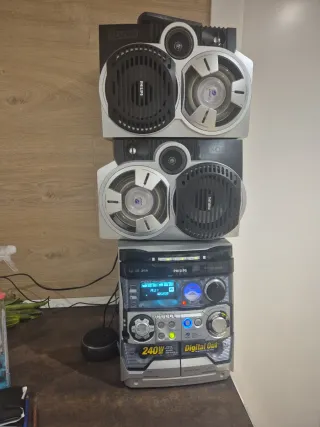 Equipo de música Philips 240W