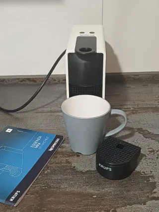 Cafetera Nespresso Krups Essenza Mini de capsulas
