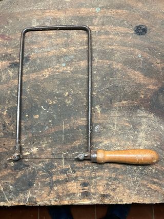 Sierra de marquetería con mango de madera