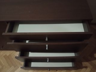 Cómoda de madera para ropa