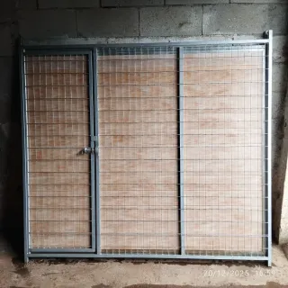 Panel para perros metálico con puerta.