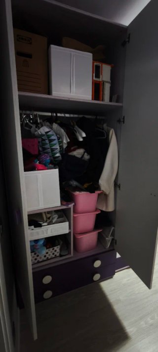 Habitación completa: armario, cama, cajonera.