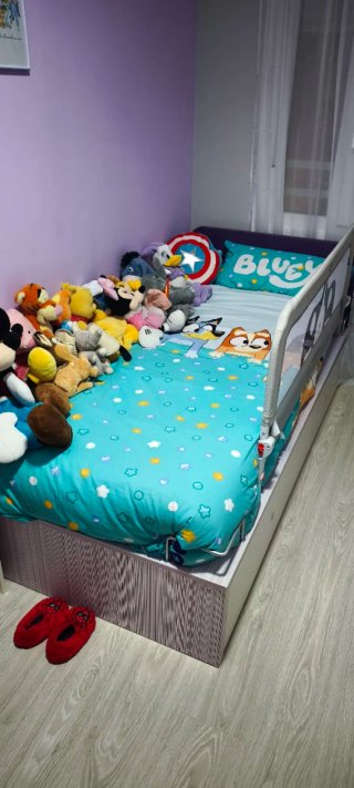 Habitación completa: armario, cama, cajonera.