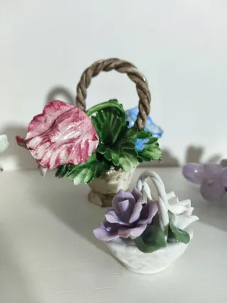Figuras de porcelana con flores